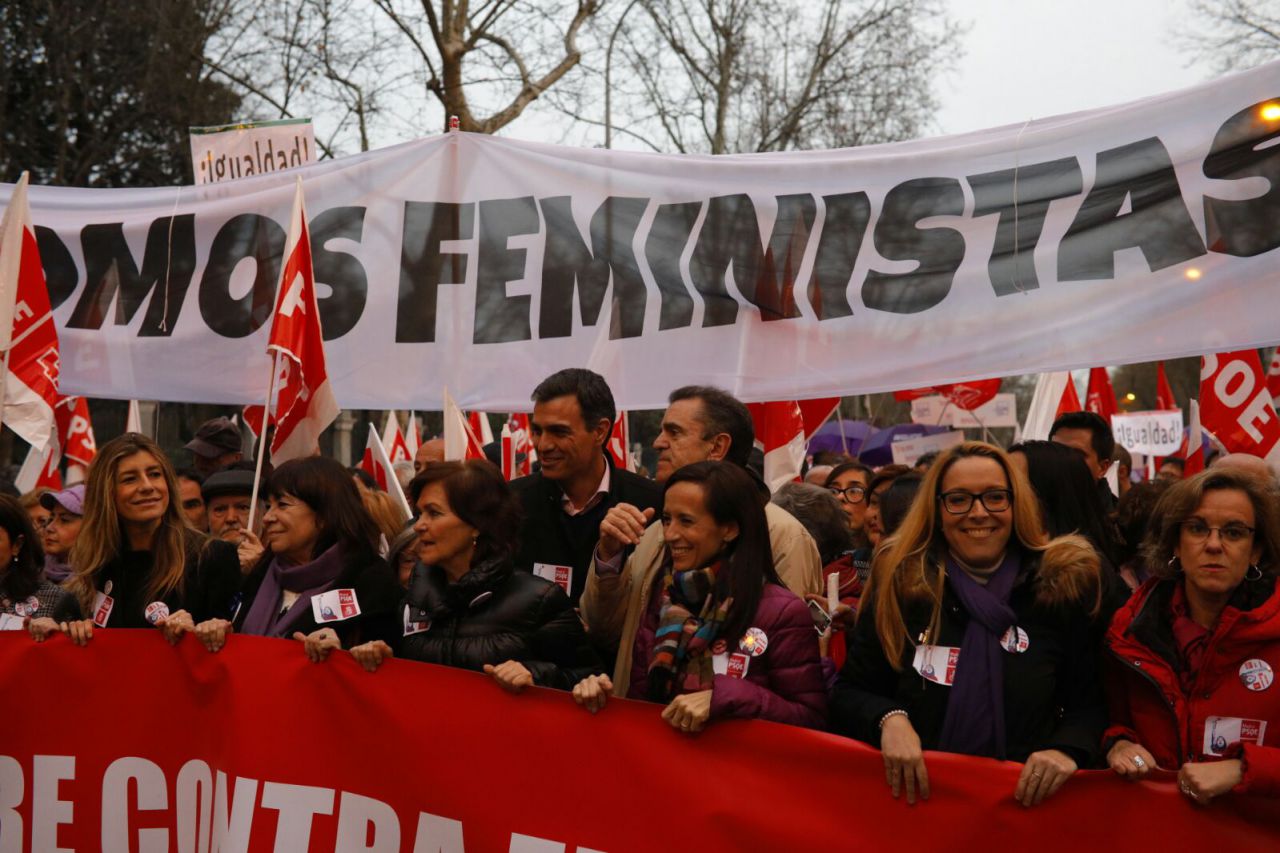  En la cabecera del PSOE se encuentra la presidenta del partido, Cristina Narbona; la secretaria de Igualdad, Carmen Calvo; la portavoz de los socialistas en el Ayuntamiento de Madrid, Purificación Causapié; el secretario general, Pedro Sánchez; y el secretario general de la formación en Madrid, José Manuel Franco.