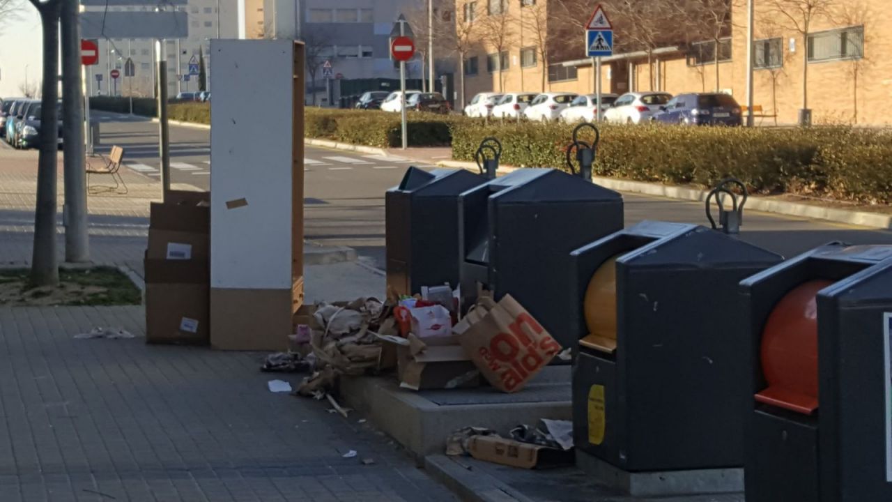 Suciedad junto a los cubos de basura.