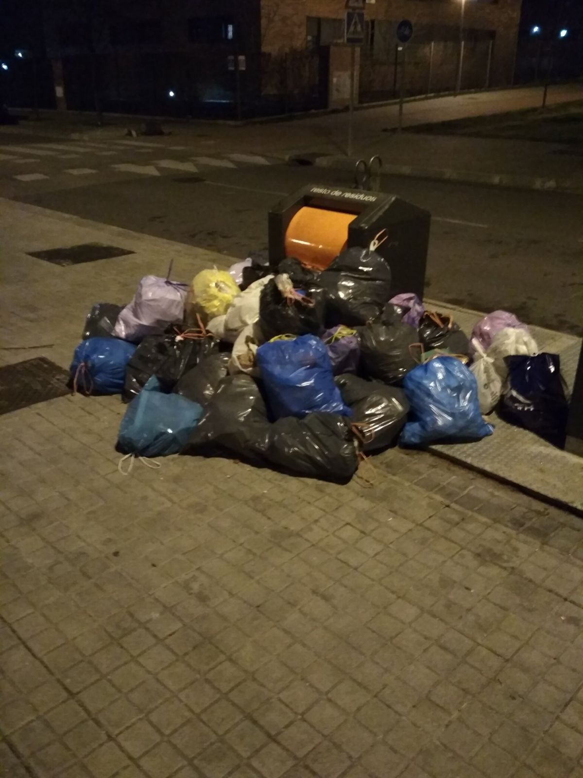Suciedad junto a los cubos de basura.