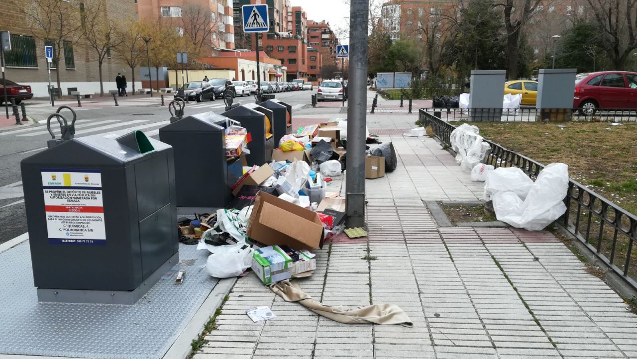 Suciedad junto a los cubos de basura.