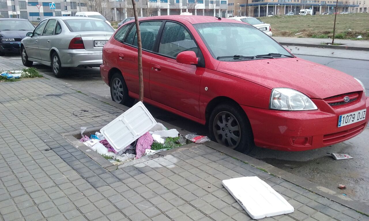 Suciedad junto a los cubos de basura.