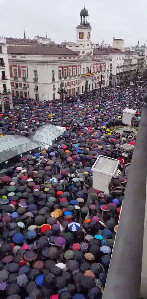 La lluvia no detiene a los pensionistas: la Puerta del Sol inundada por 