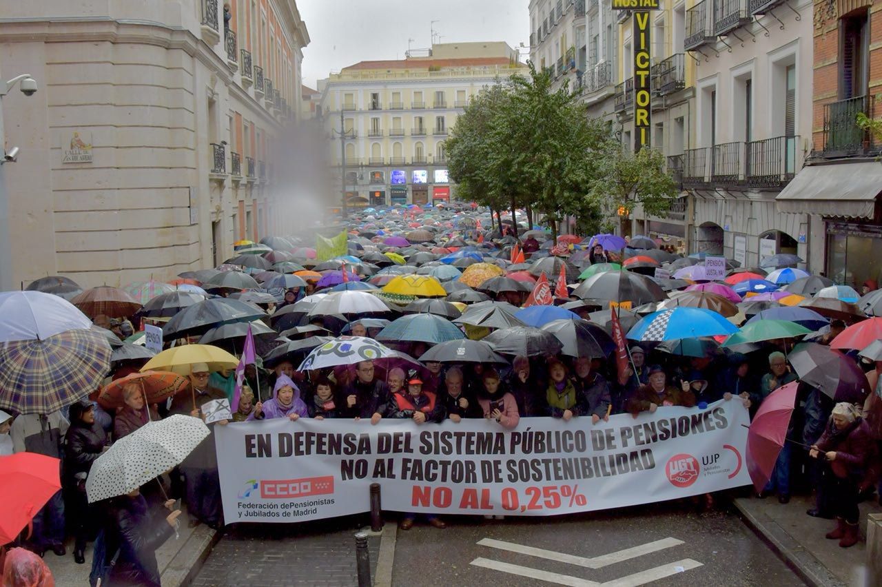 La lluvia no detiene a los pensionistas: la Puerta del Sol inundada por 