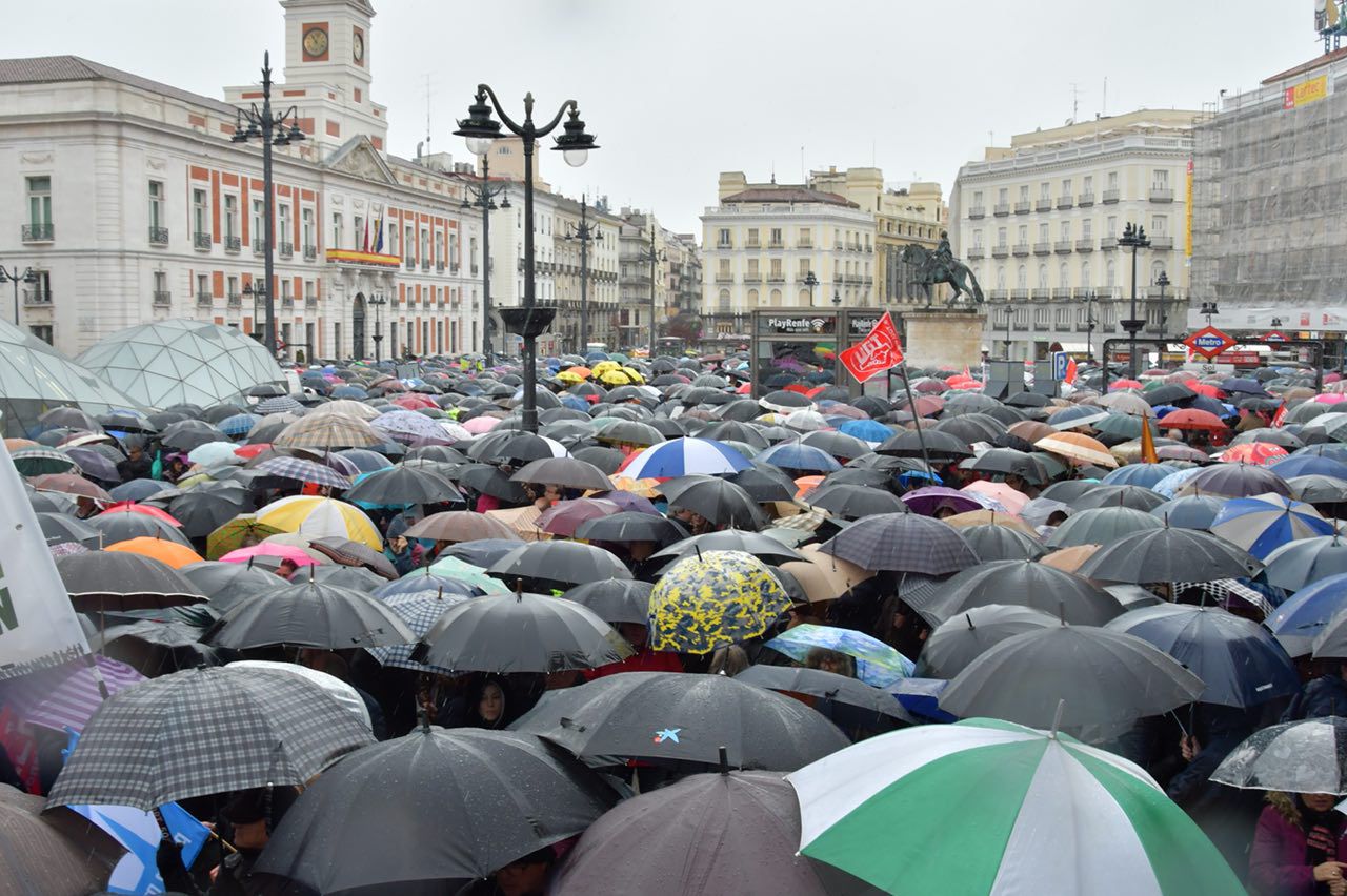 La lluvia no detiene a los pensionistas: la Puerta del Sol inundada por 