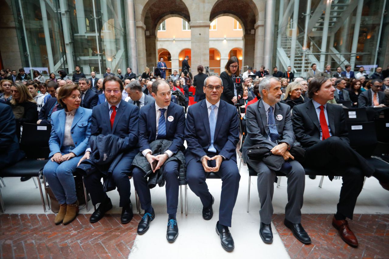 El consejero de Educación e Investigación, Rafael Van Grieken, junto al director general de Investigación e Innovación, Alejandro Arranz, en la entrega de los premios.