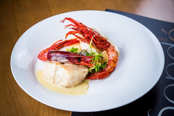 Medallones de merluza con carabineros y salsa de cítricos