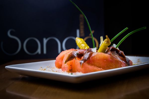Pétalos de tomate, cebolleta asada y anchoas del Cantábrico