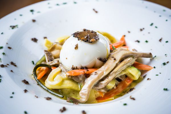 Tallarines de vegetales a la carbonara con trufa 