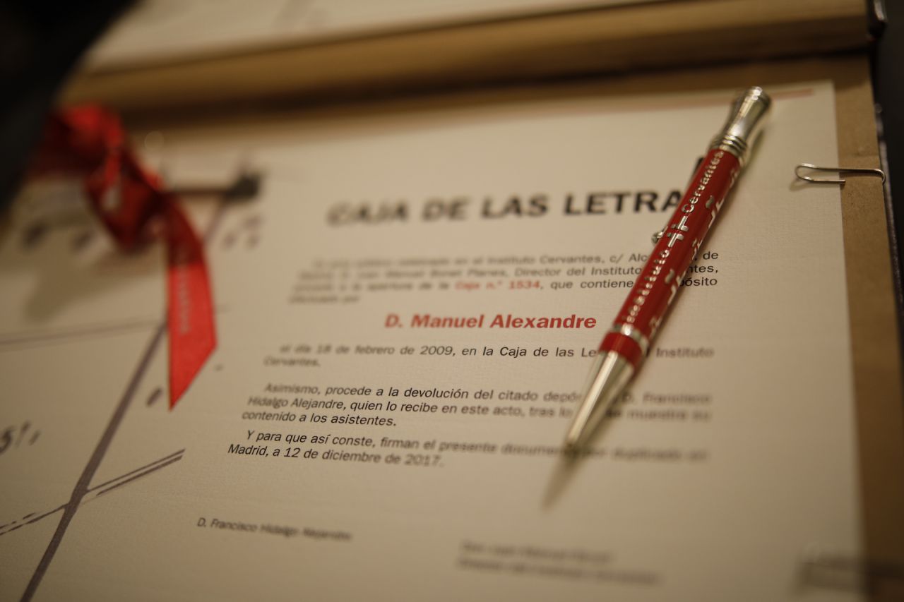 El director del Instituto Cervantes, Juan Manuel Bonet, la presidenta de la Academia de Artes y Ciencias Cinematográficas, Yvonne Blake, y Francisco Hidalgo Alejandre, sobrino y heredero de Manuel Alexandre, abrieron el pasado año la caja de seguridad número 1534, en la que Alexandre depositó su legado el 18 de febrero de 2009.