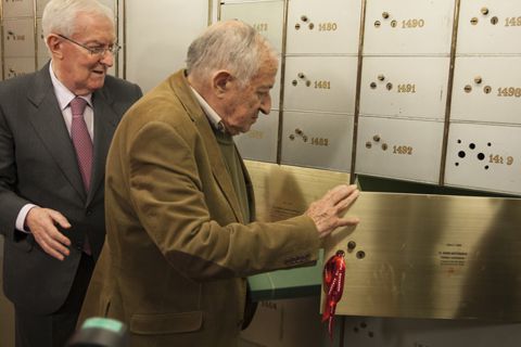 El escritor Juan Goytisolo depositó dos manuscritos originales en la Caja de las Letras que será abierta en 2031.