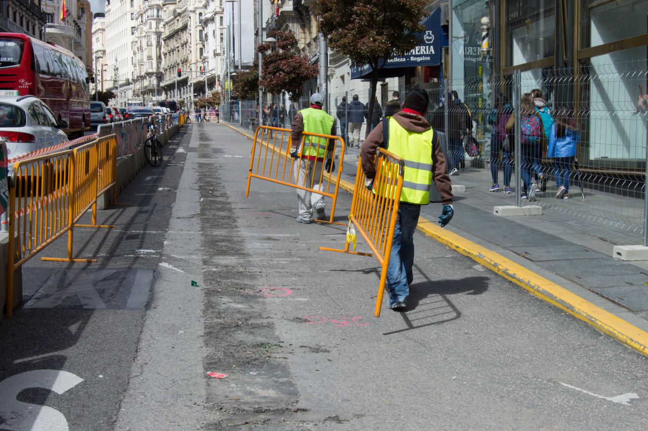 Operarios transportan vallas para comenzar las obras en Gran Vía