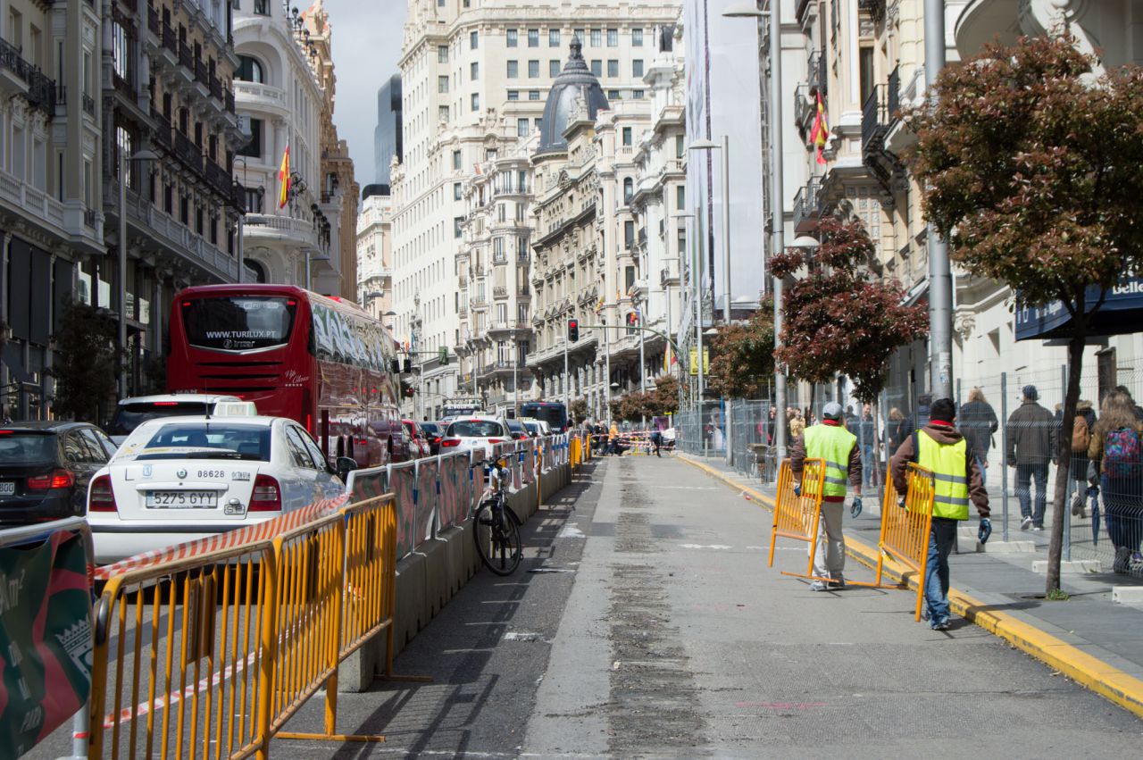 Operarios transportan vallas para comenzar las obras en Gran Vía