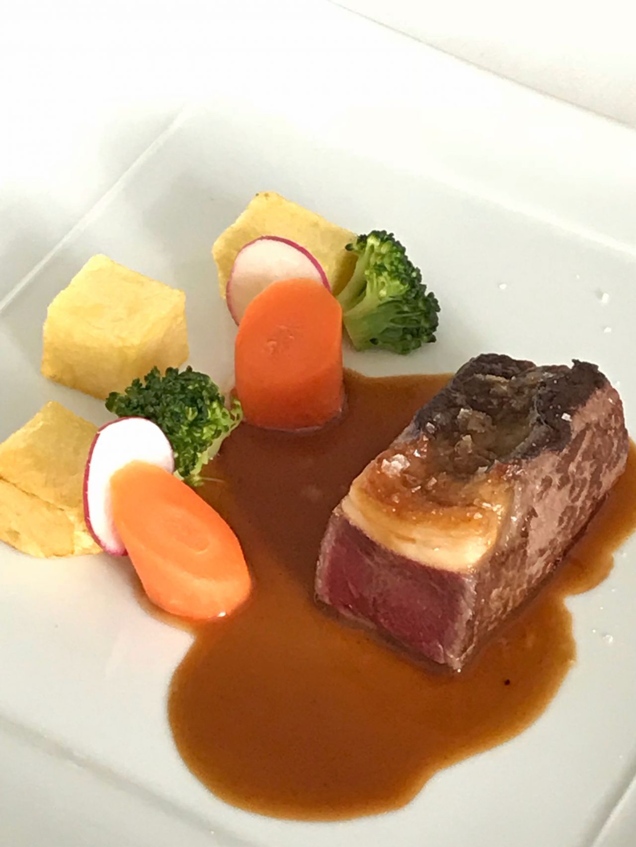 Lomo de Ternera con salsa de oporto y verduras
