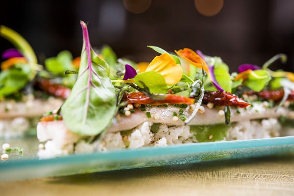 Anguila ahumada sobre ricotta, Bacira