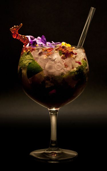 Mojito de flores, ron blanco, lima, hojas de menta, pétalos de rosas... Las Cuevas de Sandó