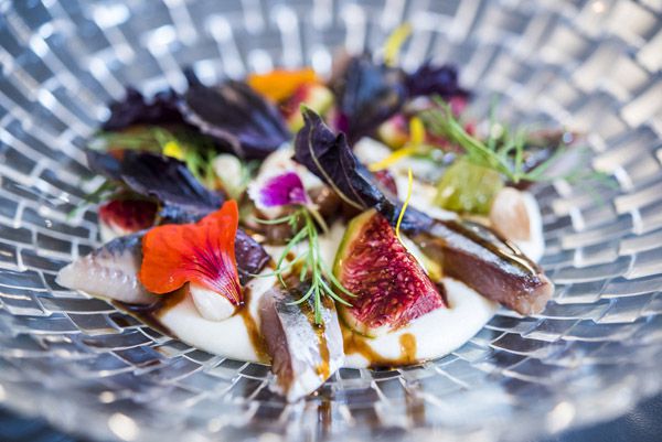 Sardinas ahumadas con ajoblanco de coco, higos, uvas, Bacira