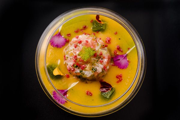 Tartar de salmón con vinagreta de encurtidos, gazpacho de caquis... Delirios