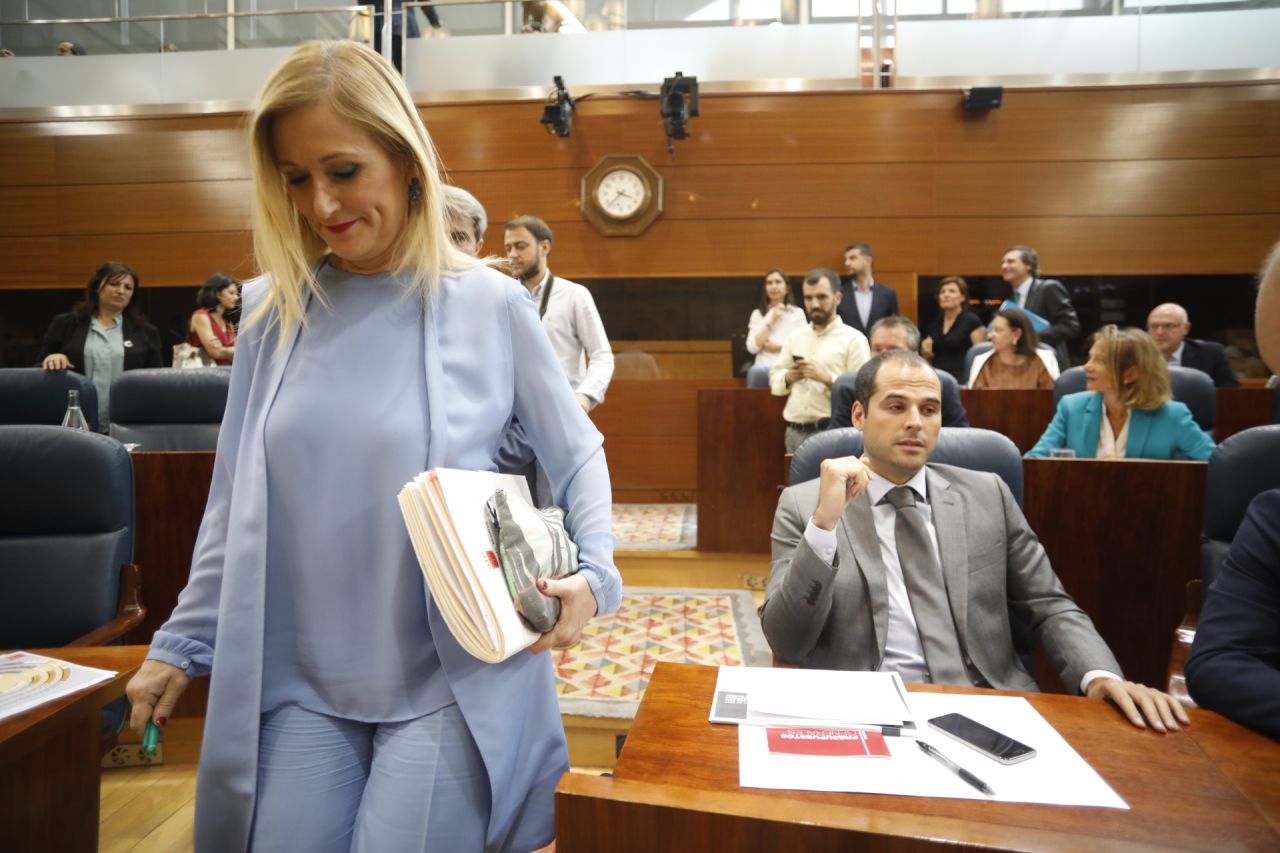 Cristina Cifuentes pasa al lado de Ignacio Aguado sin saludarle en el segundo debate del estado de la región.