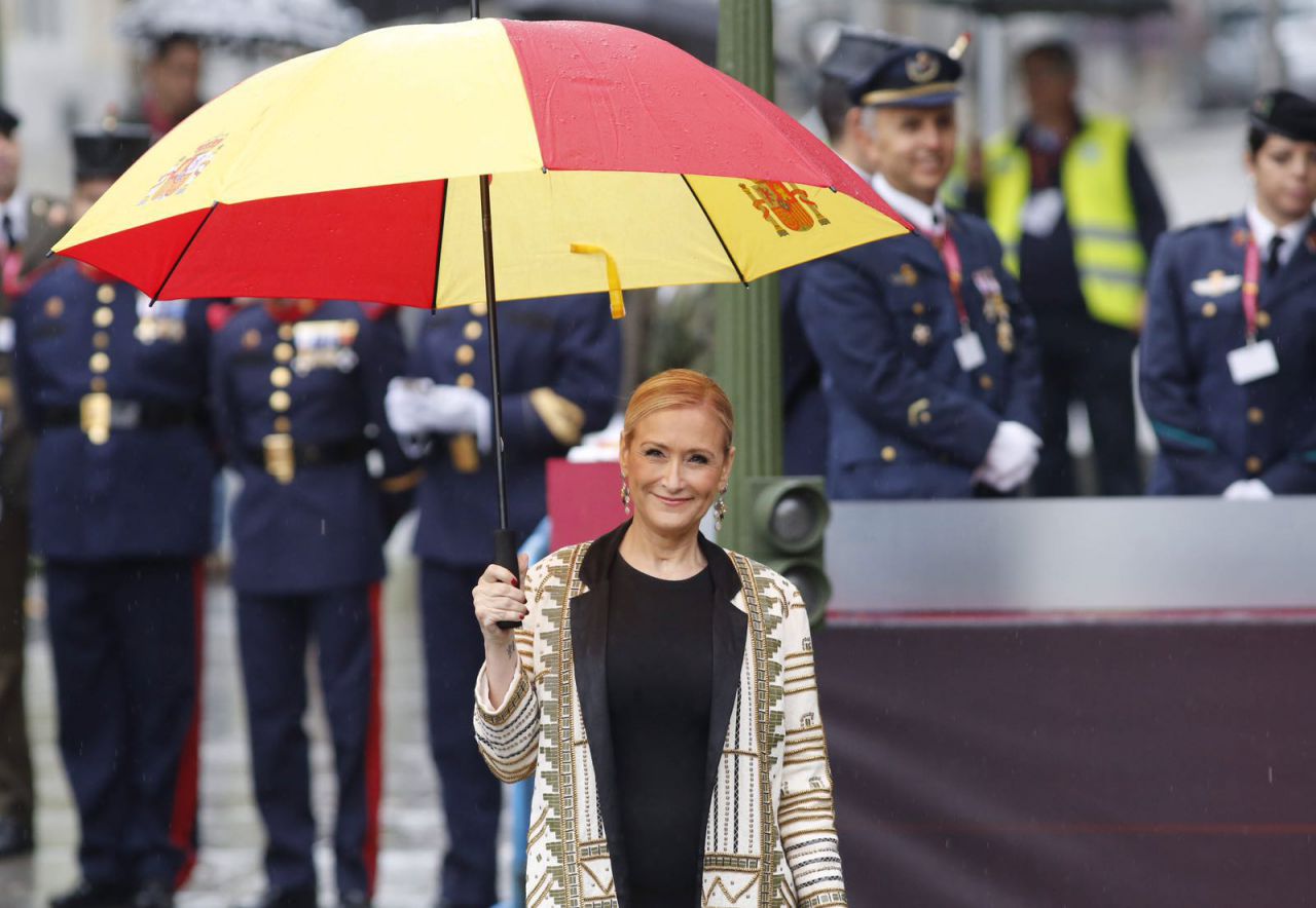 Cristina Cifuentes, presidenta de la Comunidad de Madrid, en el desfile de las Fuerzas Armadas en Día de la Hispanidad.