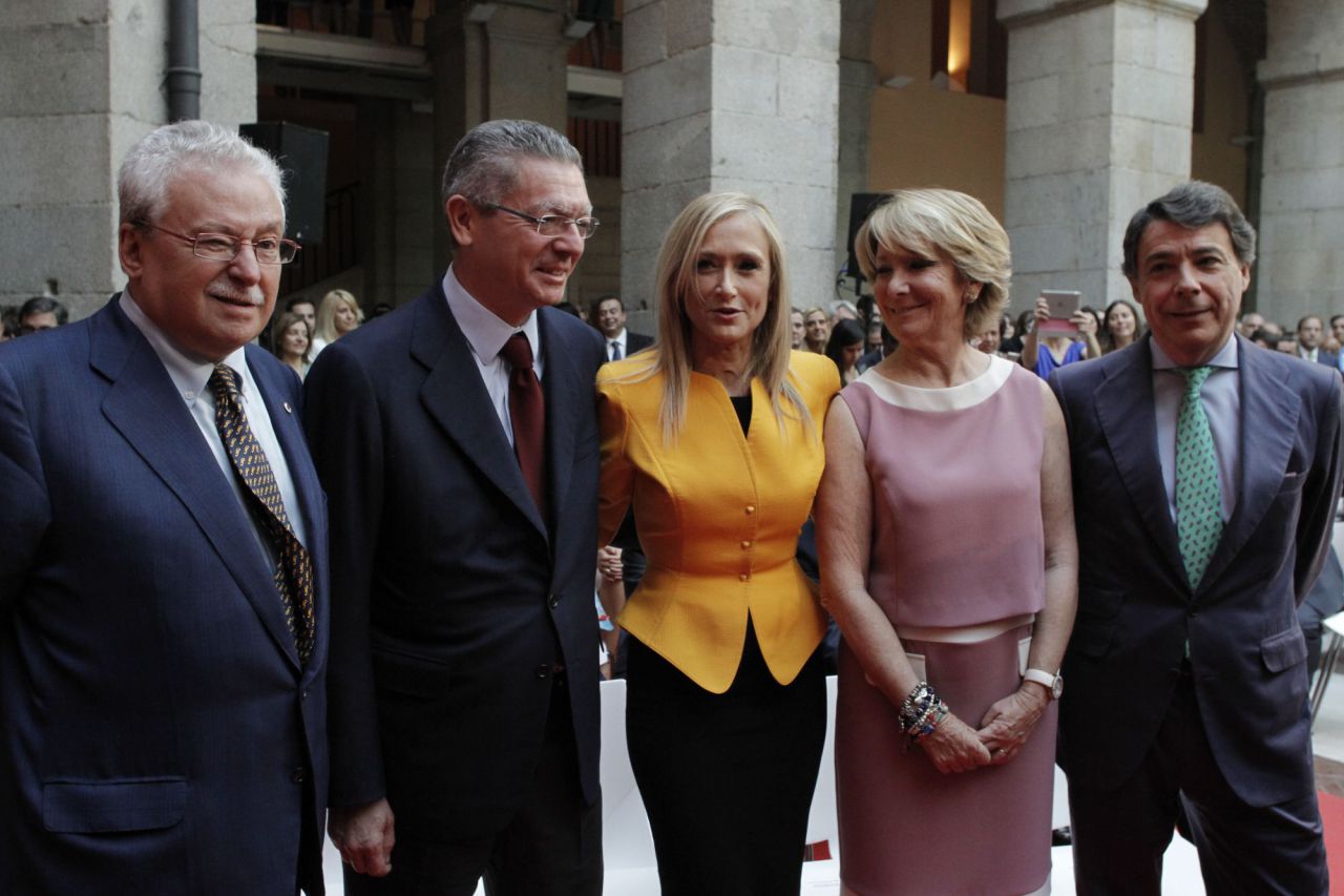 Cristina Cifuentes posa con los anteriores presidentes de la Comunidad de Madrid el día de su toma de posesión.