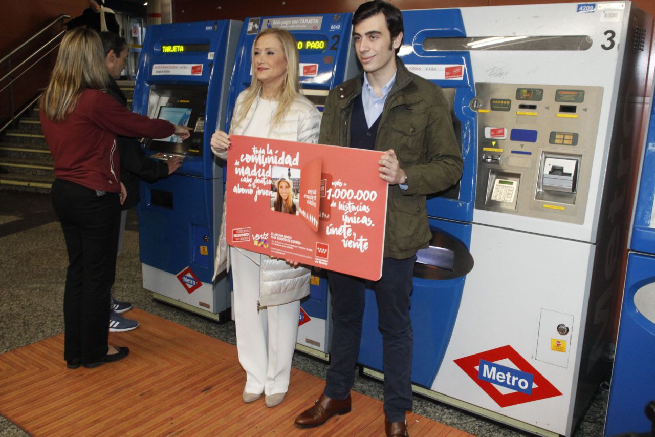 Cristina Cifuentes posa con un usuario del abono joven.