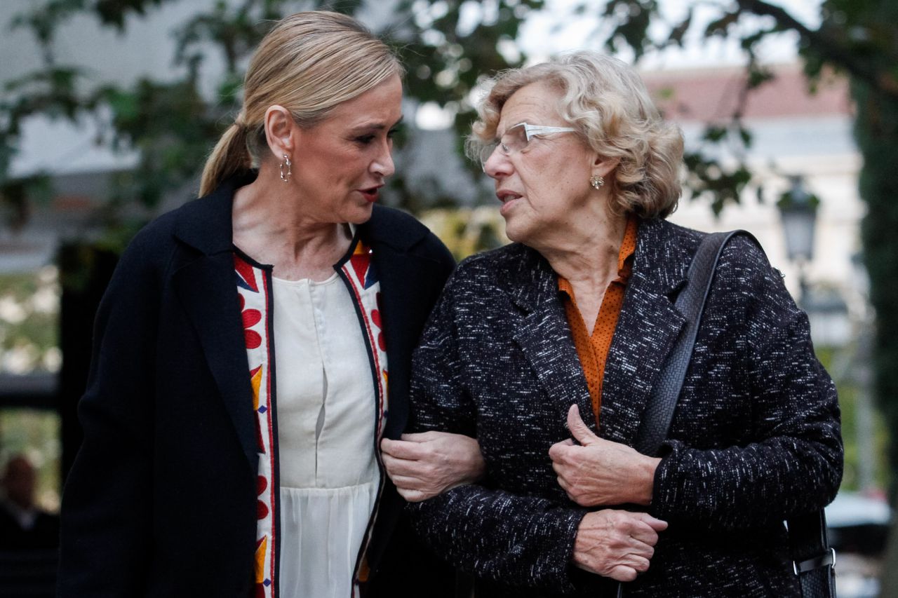 La alcaldesa de Madrid y la prresidenta de la Comunidad de Madrid, Manuela Carmena y Cristina Cifuentes, respectívamente, han tenido una comida de trabajo en un hotel céntrico de la capital.