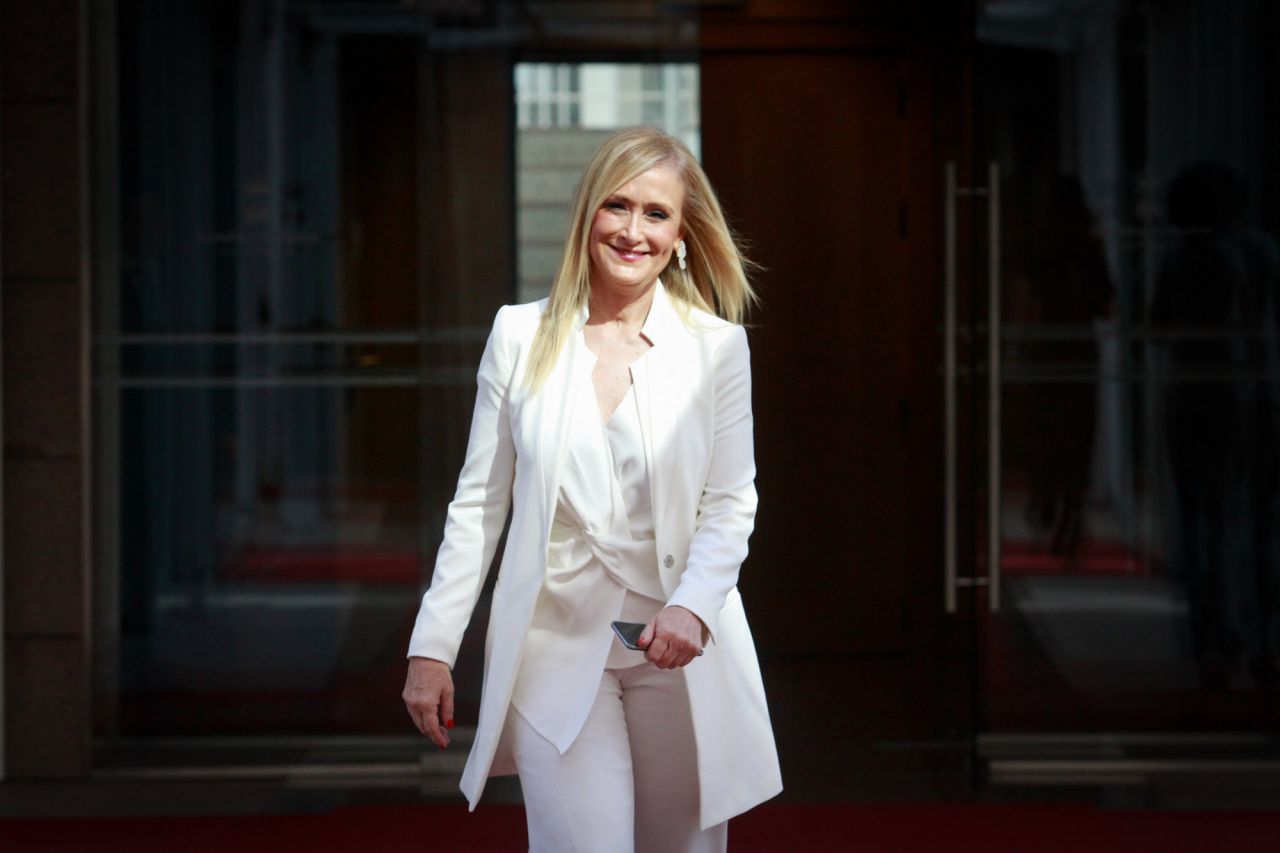 Cristina Cifuentes acude al debate de su investidura como presidenta de la Comunidad de Madrid.