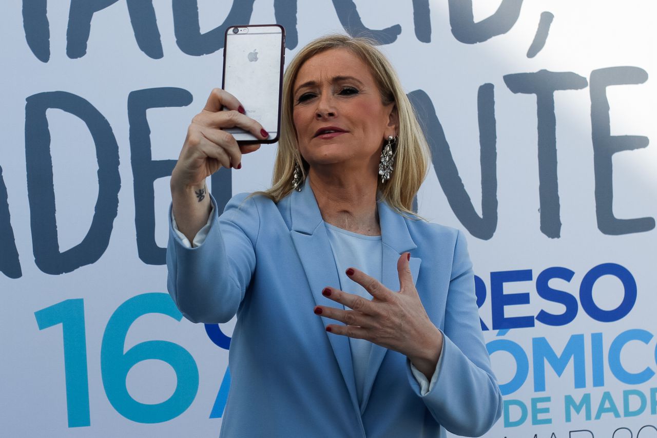 Cristina Cifuentes se graba un pericope antes de empezar la convención nacional del PP.