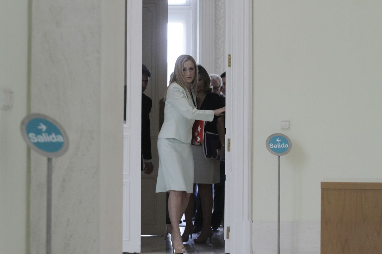 Cristina Cifuentes sale del primer consejo de gobierno tras ser elegida presidenta de la Comunidad de Madrid.