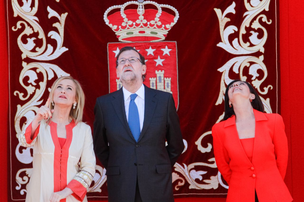 Cristina Cifuentes Mariano Rajoy y Paloma Adrados observan como descienden los paracaidistas en el Día de la Comunidad de Madrid.