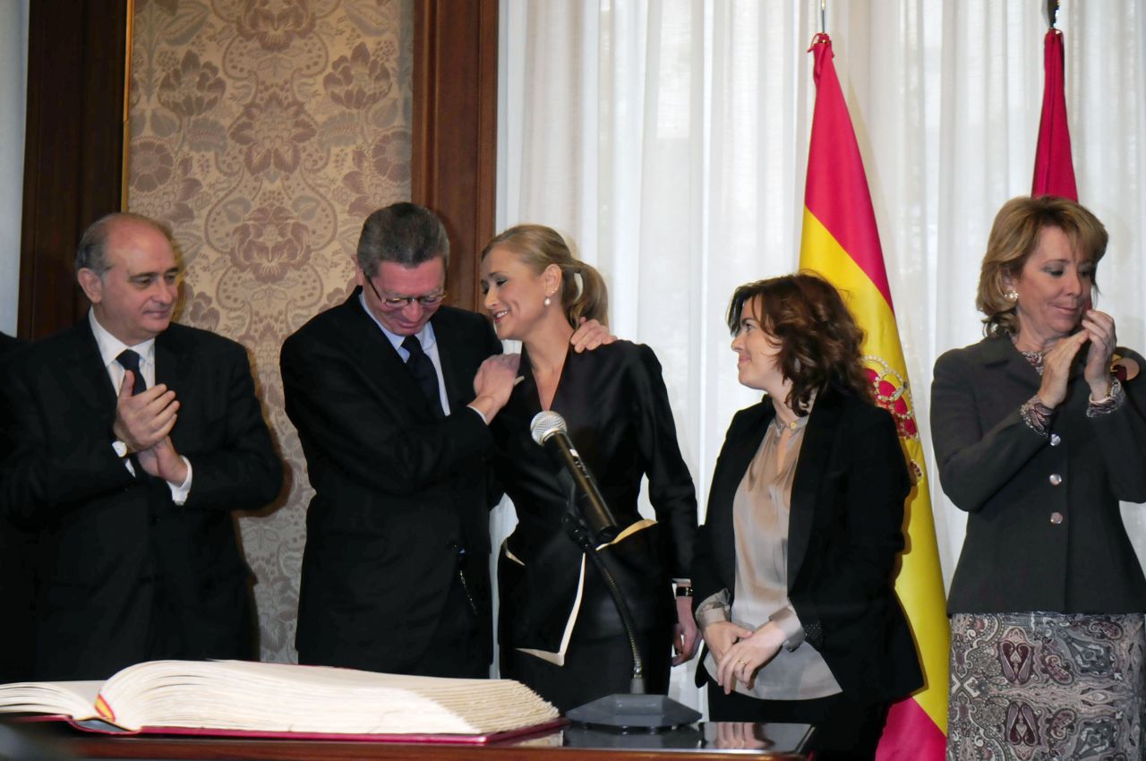 Alberto Ruiz-Gallardón felicita a Cristina Cifuentes en su toma de posesión como delegada del gobierno.