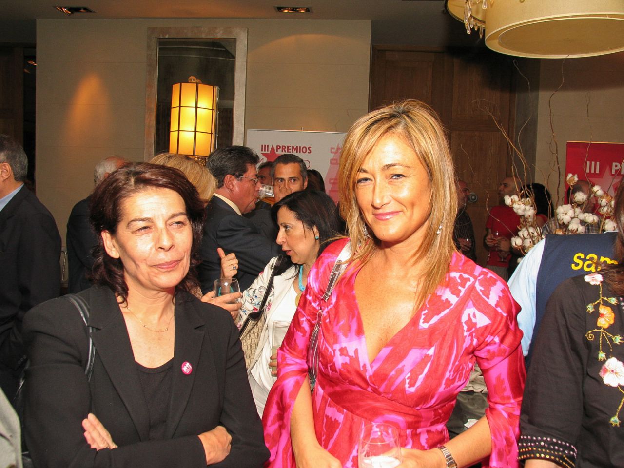 Inés Sabanés y Cristina Cifuentes en la gala de los Premios Madrid 2005 cuando era diputada en la Asamblea de Madrid.