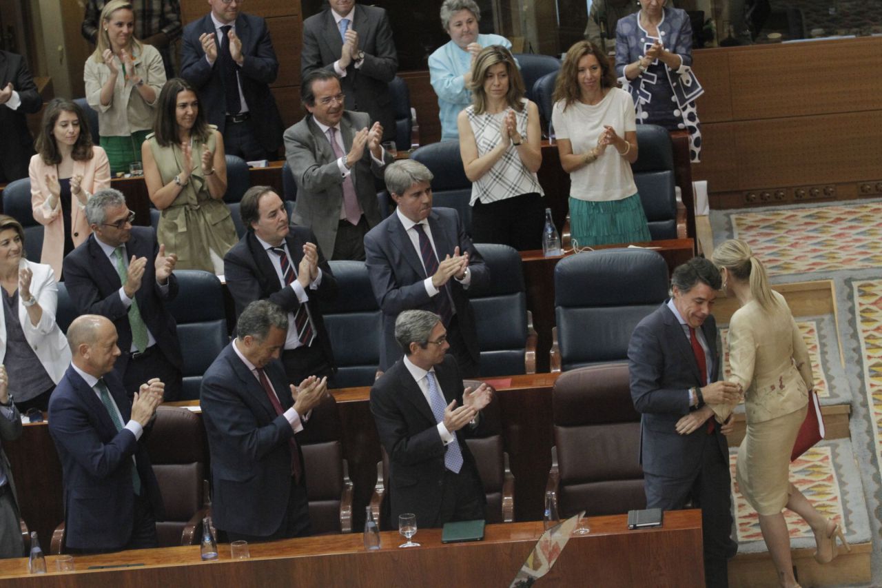 Ignacio González felicita a Cristina Cifuentes tras dar su discurso de investidura en la Asamblea de Madrid.
