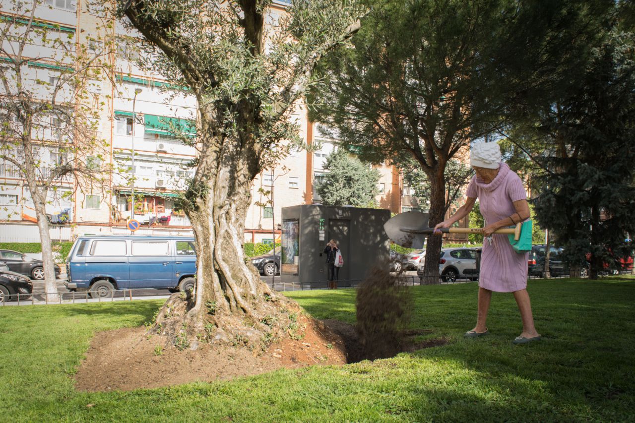 Muchos vecinos del Barrio de la Concepción han colaborado en la inauguración del jardín.