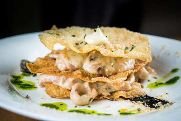 Lasaña de chipirones y champiñones del Restaurante Sandó.