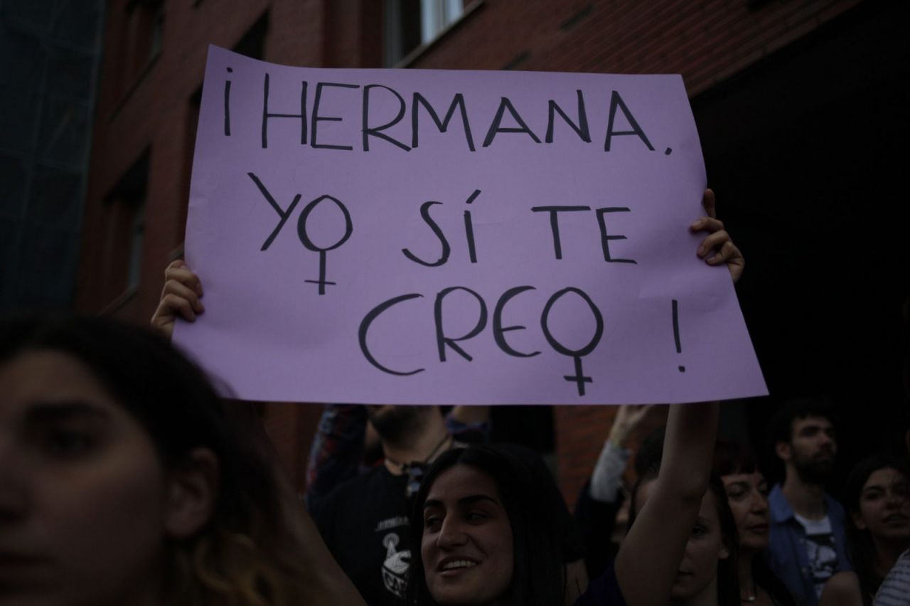 Cientos de personas se manifiestan en Madrid para mostrar su rechazo a la condena impuesta a los miembros de La Manada.