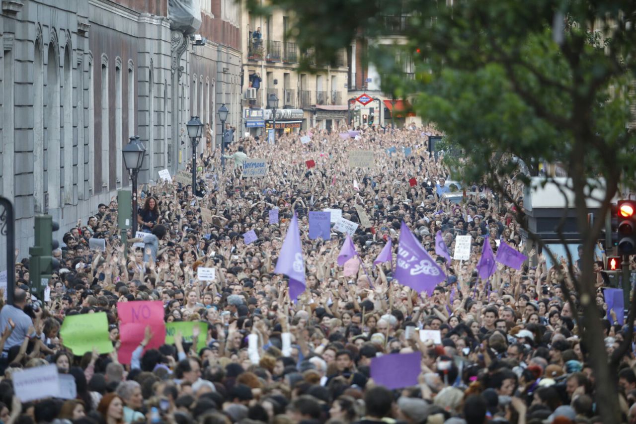 Cientos de personas se manifiestan en Madrid para mostrar su rechazo a la condena impuesta a los miembros de La Manada.