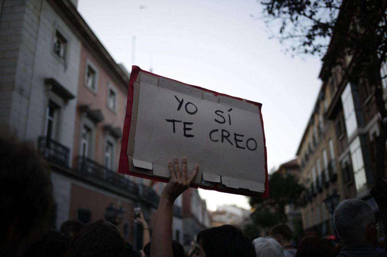 Cientos de personas se manifiestan en Madrid para mostrar su rechazo a la condena impuesta a los miembros de La Manada.