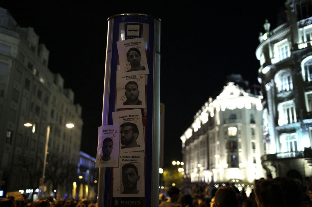 En la manifestación se han visto muchas fotos de los miembros de La Manada, condenados a 9 años de prisión por abuso sexual pero no por violación.