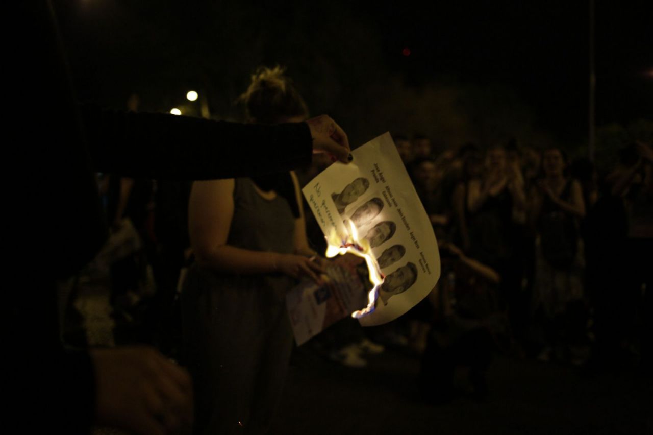 En la manifestación se han visto muchas fotos de los miembros de La Manada, condenados a 9 años de prisión por abuso sexual pero no por violación.