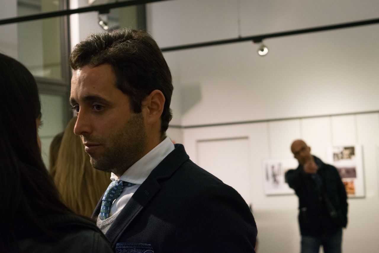 El hijo del torero en la inauguración que rinde homenaje a su padre.