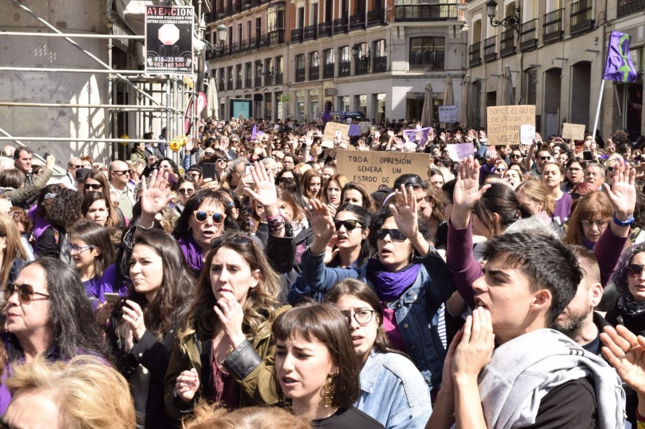 Protesta del colectivo feminista en la celebración del Dos de Mayo en la plaza de Sol.