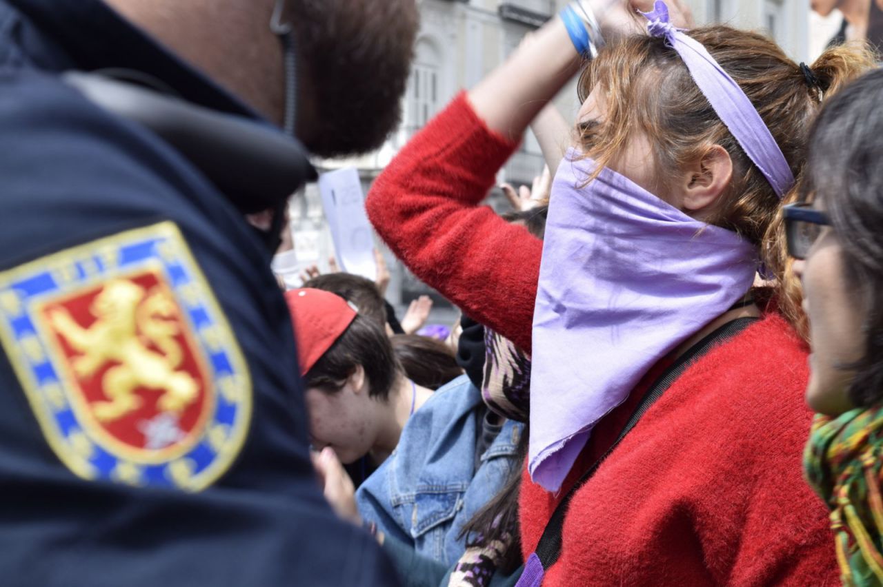 Protesta del colectivo feminista en la celebración del Dos de Mayo en la plaza de Sol.