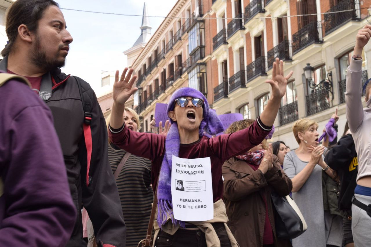 Protesta del colectivo feminista en la celebración del Dos de Mayo en la plaza de Sol.