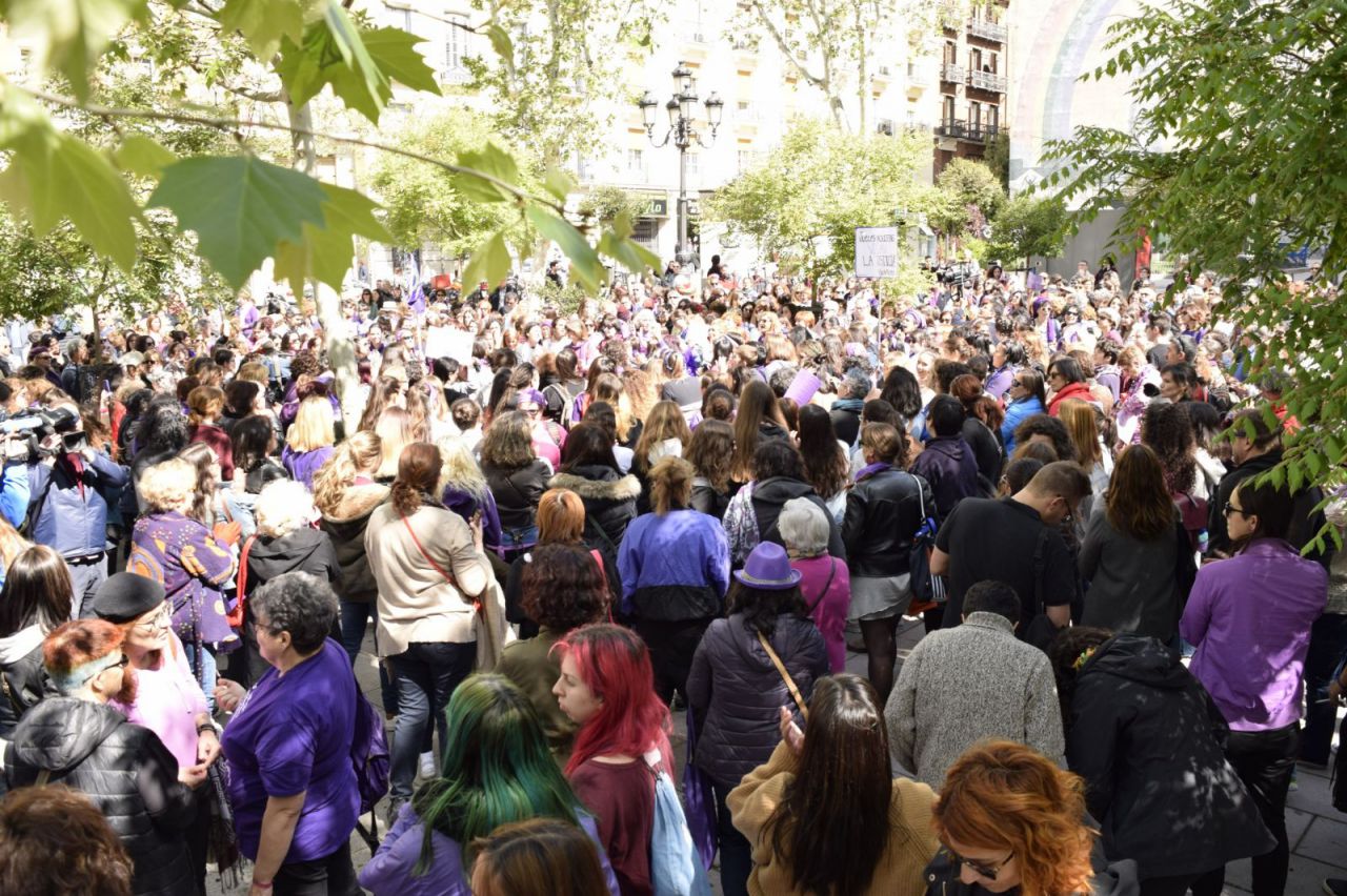 Protesta del colectivo feminista en la celebración del Dos de Mayo en la plaza de Sol.