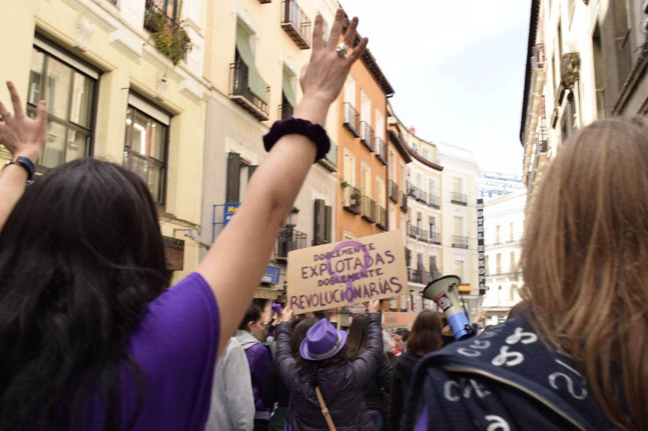 Protesta del colectivo feminista en la celebración del Dos de Mayo en la plaza de Sol.