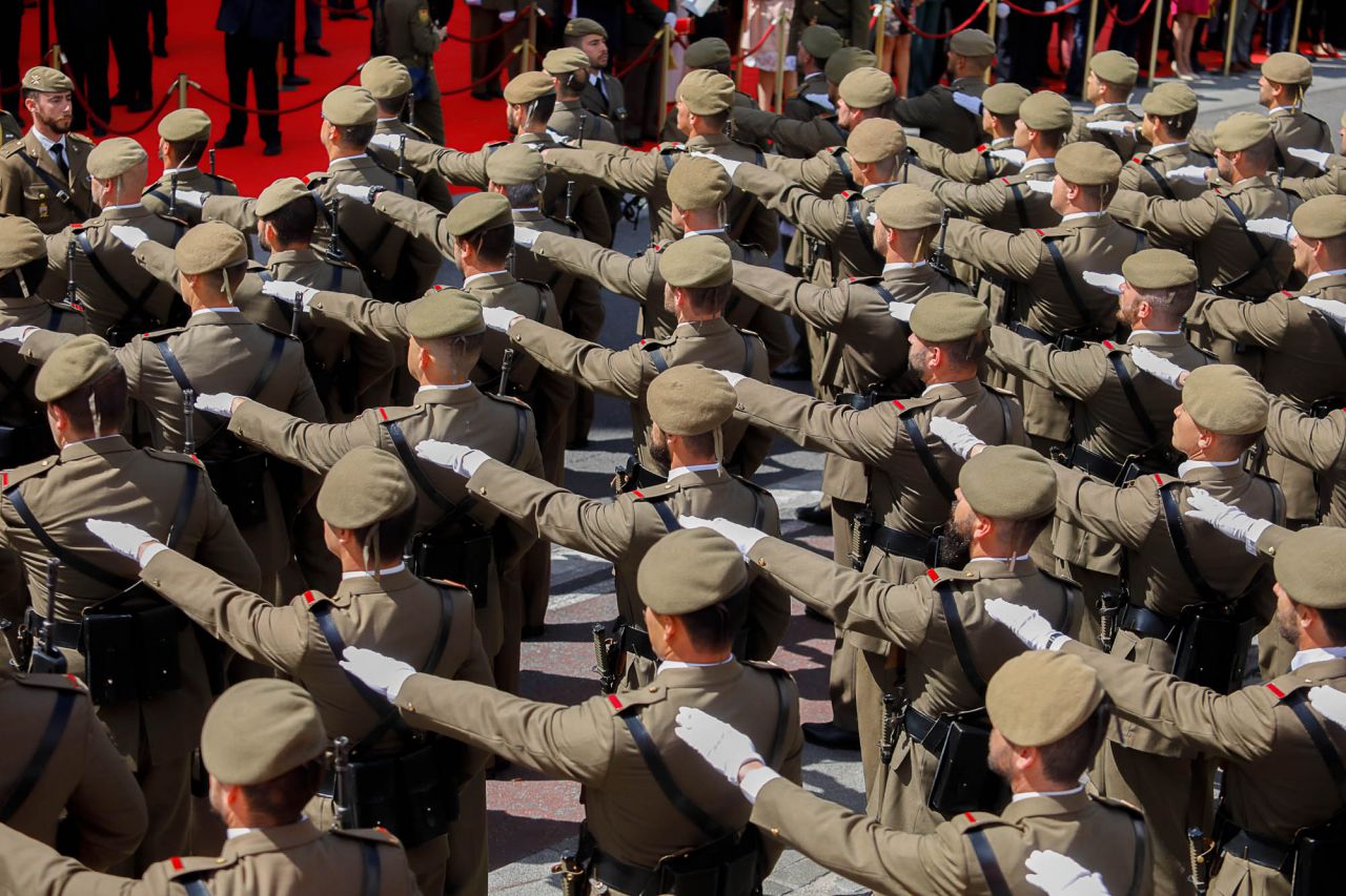 Parada militar y homenaje a los caídos por España, presidido por Ángel Garrido, presidente en funciones, Soraya Sáenz de Santamaría, María Dolores de Cospedal, Concepción Dancausa, Paloma Adrados y Manuela Carmena.