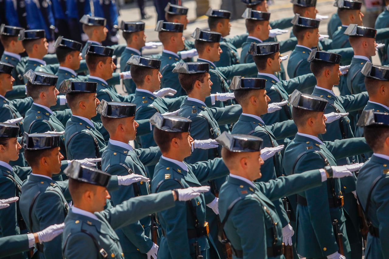 Parada militar y homenaje a los caídos por España, presidido por Ángel Garrido, presidente en funciones, Soraya Sáenz de Santamaría, María Dolores de Cospedal, Concepción Dancausa, Paloma Adrados y Manuela Carmena.