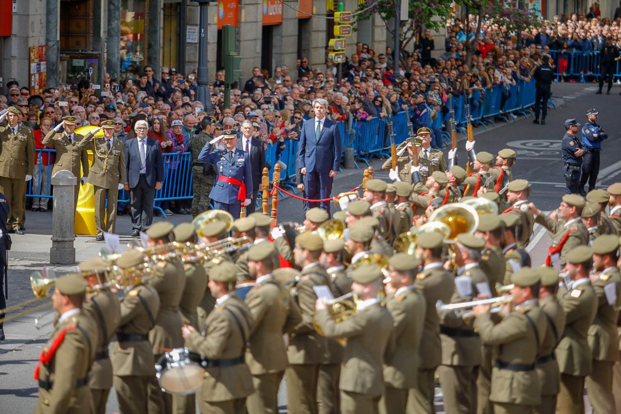 Parada militar y homenaje a los caídos por España, presidido por Ángel Garrido, presidente en funciones, Soraya Sáenz de Santamaría, María Dolores de Cospedal, Concepción Dancausa, Paloma Adrados y Manuela Carmena.
