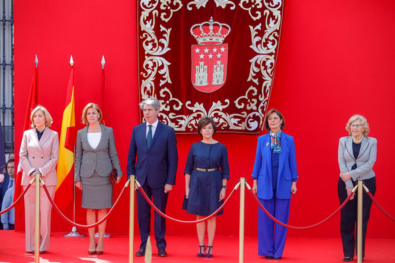 Parada militar y homenaje a los caídos por España, presidido por Ángel Garrido, presidente en funciones, Soraya Sáenz de Santamaría, María Dolores de Cospedal, Concepción Dancausa, Paloma Adrados y Manuela Carmena.